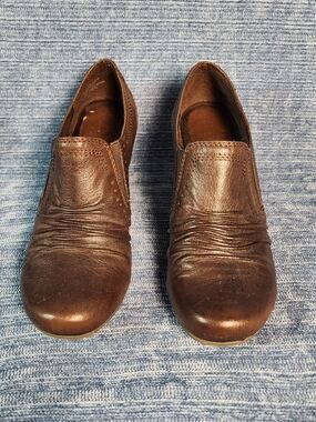 BareTraps Brown Slip-On Leather Heels